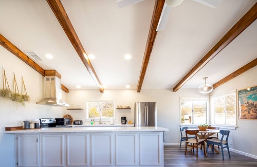 Monument Manor Casa | 🌵 Sukha Life Retreat - Beautiful Views, Close to JTNP Entrance w/Hot Tub 🌵