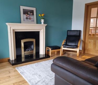 Carrickfergus Casa | Sullatober House with hot tub and games room