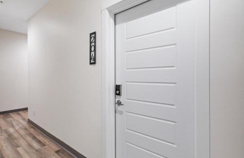 Evansville Apartamento | Summer at The Golden Goose including King Bed, Parking, Security and Laundry