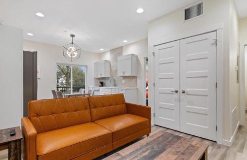 Evansville Apartamento | Summer at The Golden Goose including King Bed, Parking, Security and Laundry