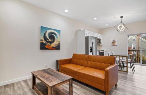 Evansville Apartamento | Summer at The Golden Goose including King Bed, Parking, Security and Laundry