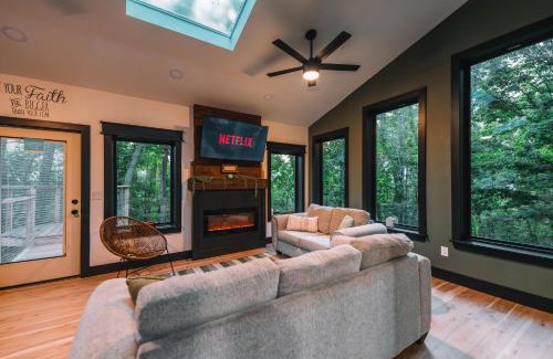 Wildwood Casa | Summer Breeze at Willow Treehouse -Treetop Escapes