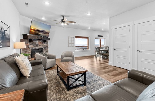 Table Rock Casa | Summer Breeze -- Sleeps 17 6 Bedroom Home by RedAwning