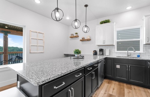 Table Rock Casa | Summer Breeze -- Sleeps 17 6 Bedroom Home by RedAwning