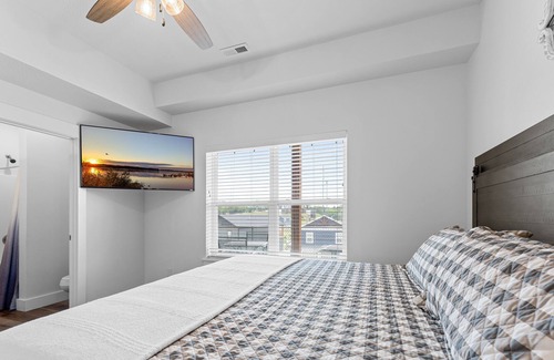 Table Rock Casa | Summer Breeze -- Sleeps 17 6 Bedroom Home by RedAwning