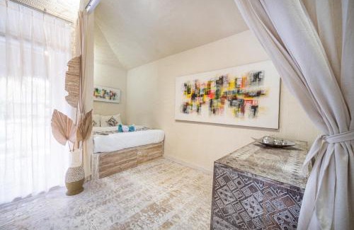 East Sumba Complejo | Summer Bungalow, Ideal for Families, One Room with 2 Beds, Separated Sleeping Corner, Shower, AC, 2 TVs