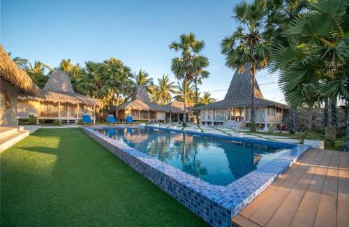 East Sumba Complejo | Summer Bungalow, Ideal for Families, One Room with 2 Beds, Separated Sleeping Corner, Shower, AC, 2 TVs
