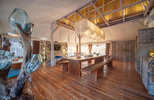 East Sumba Complejo | Summer Bungalow, Ideal for Families, One Room with 2 Beds, Separated Sleeping Corner, Shower, AC, 2 TVs