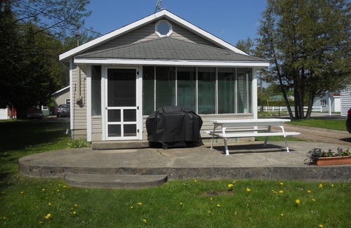 Silver Beach Cabaña | Alquiler de cabaña de verano en el hermoso lago Mullett, Cheboygan $ 730-835 / semana