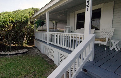 Kure Beach Casa | * $ OCT- 2 SEMANAS A LA IZQUIERDA $ * Enorme porche junto al mar cerca del muelle, FRENTE AL MAR, PASOS A LA PLAYA