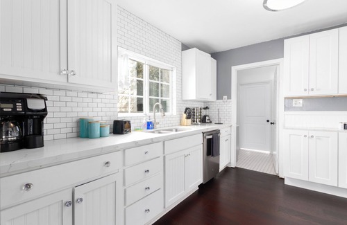 Stockton Casa | Summer discounts! King Bed, Sleeps 10, Pets ok mini-golf, arcade CLOSE 2 ALL