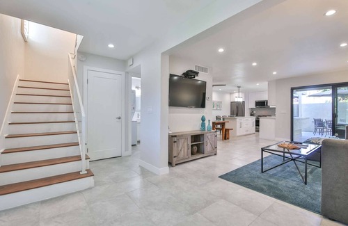 Palm Desert Condominio | ¡Refréscate en la enorme piscina! 1/2 cuadra El Paseo - Remodelación fresca y brillante! Minuto de 30 días