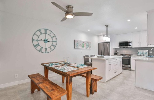 Palm Desert Condominio | ¡Refréscate en la enorme piscina! 1/2 cuadra El Paseo - Remodelación fresca y brillante! Minuto de 30 días