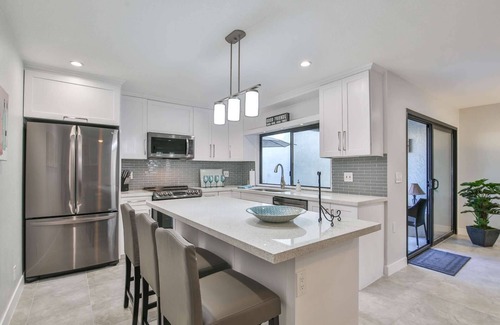 Palm Desert Condominio | ¡Refréscate en la enorme piscina! 1/2 cuadra El Paseo - Remodelación fresca y brillante! Minuto de 30 días