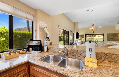 Palm Desert Condominio | Summer Escape: Save 25% Now!