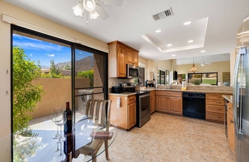 Palm Desert Condominio | Summer Escape: Save 25% Now!