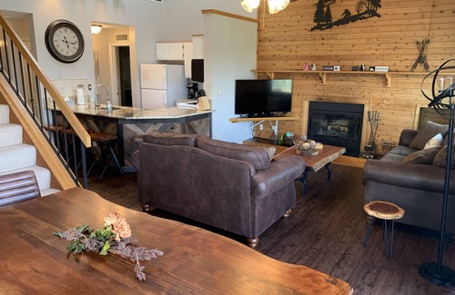 Hidden Valley Condominio | Summer Getaway: Hiking, Swimming, Fishing, Biking, Golfing, Ski In/Out + more