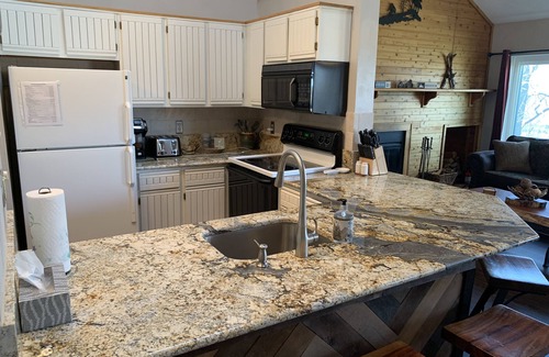 Hidden Valley Condominio | Summer Getaway: Hiking, Swimming, Fishing, Biking, Golfing, Ski In/Out + more