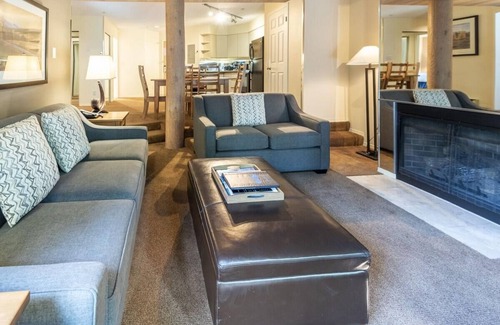 Blueberry Hill Condominio | Summer Getaway - Whistler! Beautiful 2br Condo, pool, hotub, view, walk to town