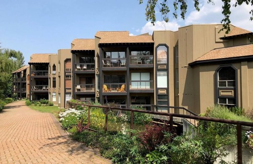 Blueberry Hill Condominio | Summer Getaway - Whistler! Beautiful 2br Condo, pool, hotub, view, walk to town