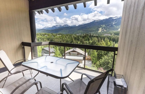 Blueberry Hill Condominio | Summer Getaway - Whistler! Beautiful 2br Condo, pool, hotub, view, walk to town