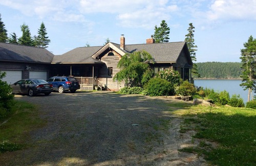 South Gouldsboro Casa | Summer Harbor Waterfront Home con 580 pies de costa