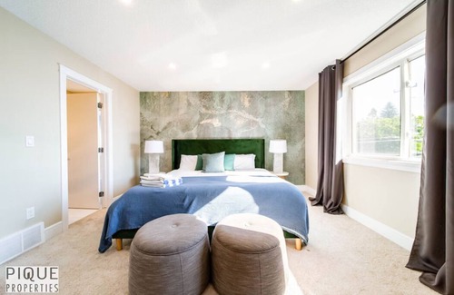 Jasper Place Hotel | *Summer Haven*HotTub*FireTable*KingBed*BBQ*Sleeps8