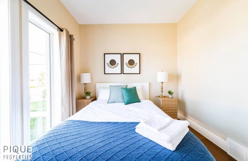 Jasper Place Hotel | *Summer Haven*HotTub*FireTable*KingBed*BBQ*Sleeps8