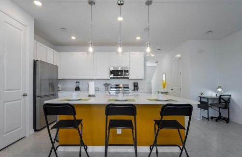 Davenport Villa | Summer in Oasis Vacation Home lake