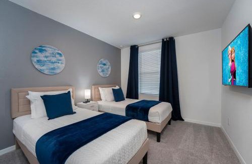 Davenport Villa | Summer in Oasis Vacation Home lake