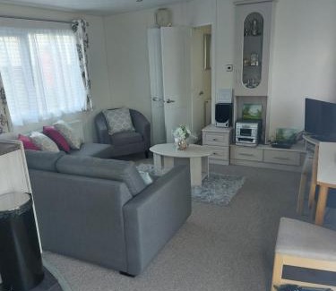 St Leonards-On-Sea Otro | Summer Lodge lovely big caravan in Hastings sleeps 6 free WiFi in caravan