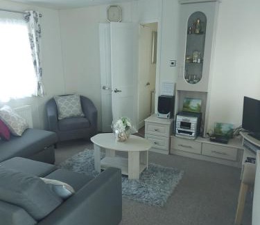 St Leonards-On-Sea Otro | Summer Lodge lovely big caravan in Hastings sleeps 6 free WiFi in caravan