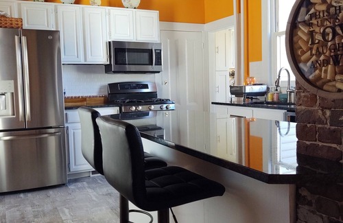 Knightville Apartamento | Summer long stay rental. 5 minutes to Portlands Old Port!