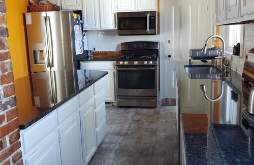 Knightville Apartamento | Summer long stay rental. 5 minutes to Portlands Old Port!