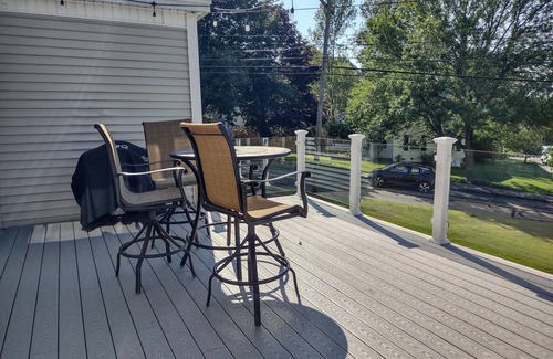 Knightville Apartamento | Summer long stay rental. 5 minutes to Portlands Old Port!