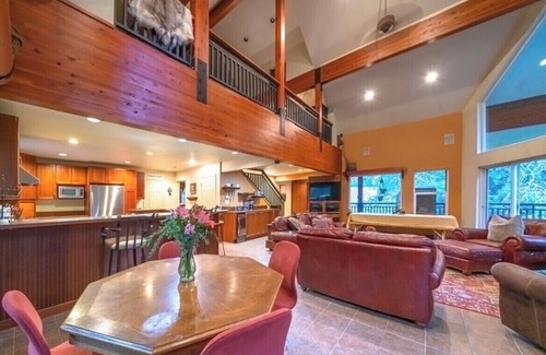 Easton Cabina | Summer Play, Secluded, Hot Tub, Lakes, Hiking, Game Room, 5 Star Rating AirBnB
