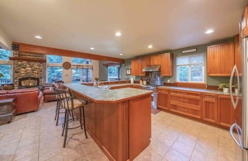 Easton Cabina | Summer Play, Secluded, Hot Tub, Lakes, Hiking, Game Room, 5 Star Rating AirBnB