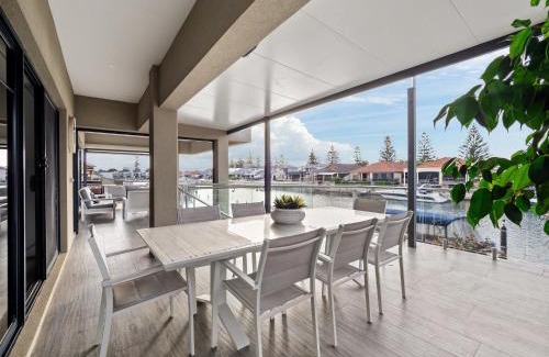 Halls Head Casa | Summer-ready Canal Homeprivate Jettypets!