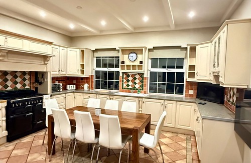 Holycross Casa | Summer Sale! Beakstown House Luxurious 5-bed Villa