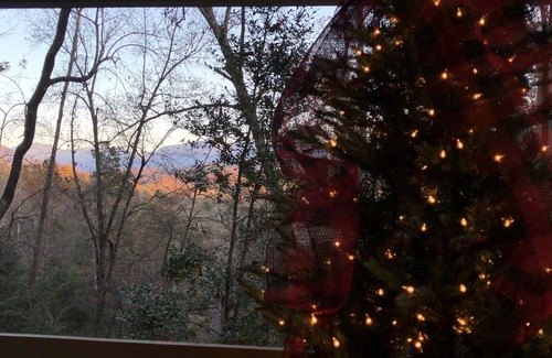 Hemlock Hills Cabina | Chalet moderno con vista! Cerca de la comunidad artística, Rocky Top Sports y D-Town Gatlinburg