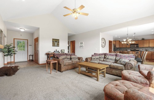 Thompsonville Casa | Hermosa casa a 1/8 de milla de Crystal Mtn. ¡Resort con chimenea y aire acondicionado!