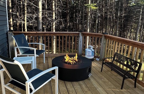 Stanley Bridge Cabaña | Summer Twilight Cottage | Peaceful 2BR Retreat with Office, Deck & Firepit