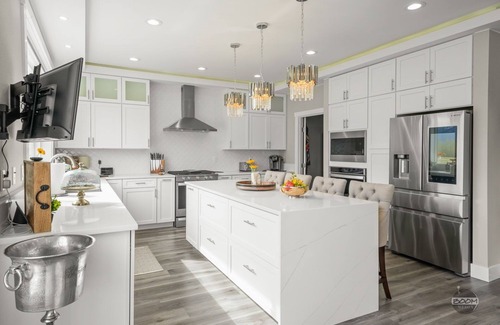 Butte Casa | Summer Wind North - Luxurious Home w/Hot Tub, & Epic Views! Near Reindeer Farm!