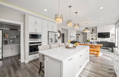 Butte Casa | Summer Wind North - Luxurious Home w/Hot Tub, & Epic Views! Near Reindeer Farm!