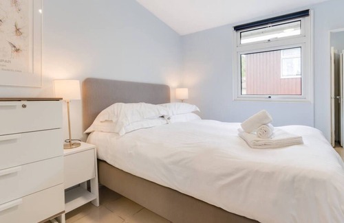 Mumbles Chalet De Esquí | Esta fabulosa propiedad de dos camas es uno de los chalets de madera en el popular Summercliffe Park. Sus
