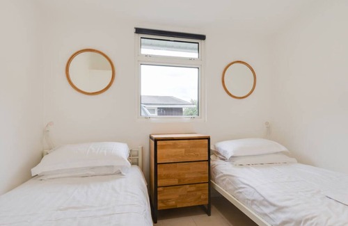 Mumbles Chalet De Esquí | Esta fabulosa propiedad de dos camas es uno de los chalets de madera en el popular Summercliffe Park. Sus