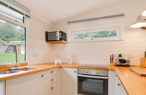 Mumbles Chalet De Esquí | Esta fabulosa propiedad de dos camas es uno de los chalets de madera en el popular Summercliffe Park. Sus