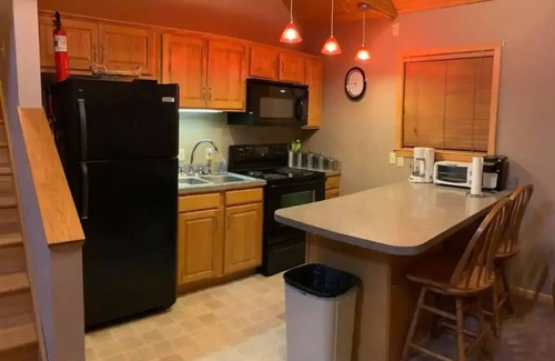 Keslers Cross Lanes Cabina | Summersville Lake Pet Friendly Getaway