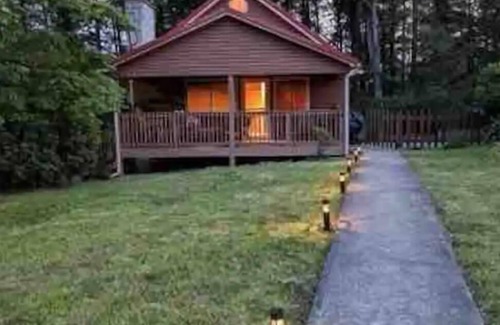 Keslers Cross Lanes Cabina | Summersville Lake Pet Friendly Getaway