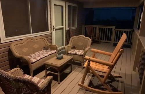 Keslers Cross Lanes Cabina | Summersville Lake Pet Friendly Getaway